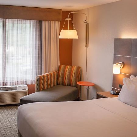 Holiday Inn Express & Suites Logan, An Ihg Hotel Exteriör bild