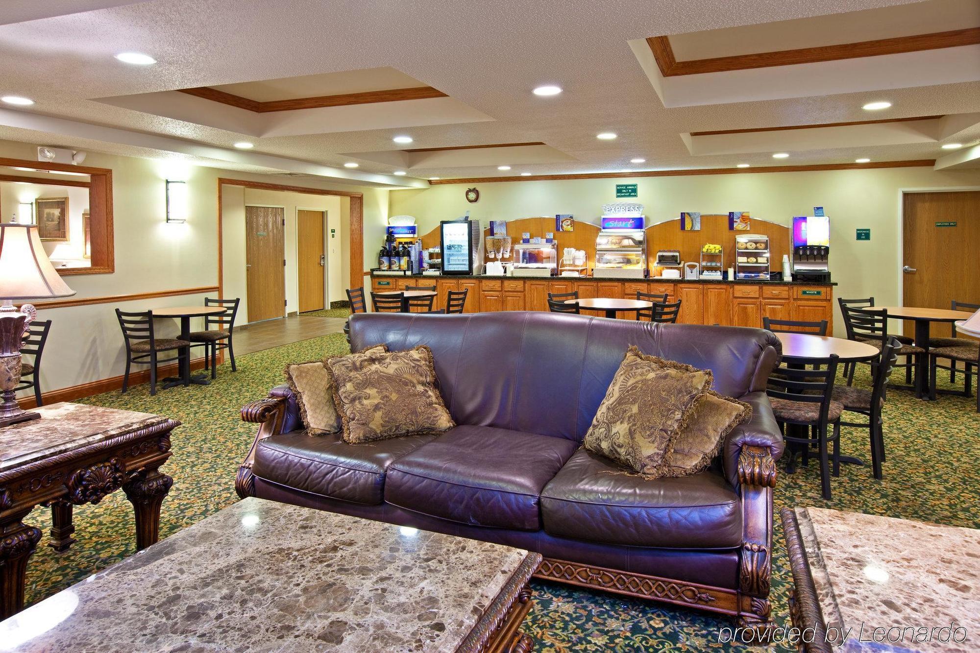 Holiday Inn Express & Suites Logan, An Ihg Hotel Exteriör bild
