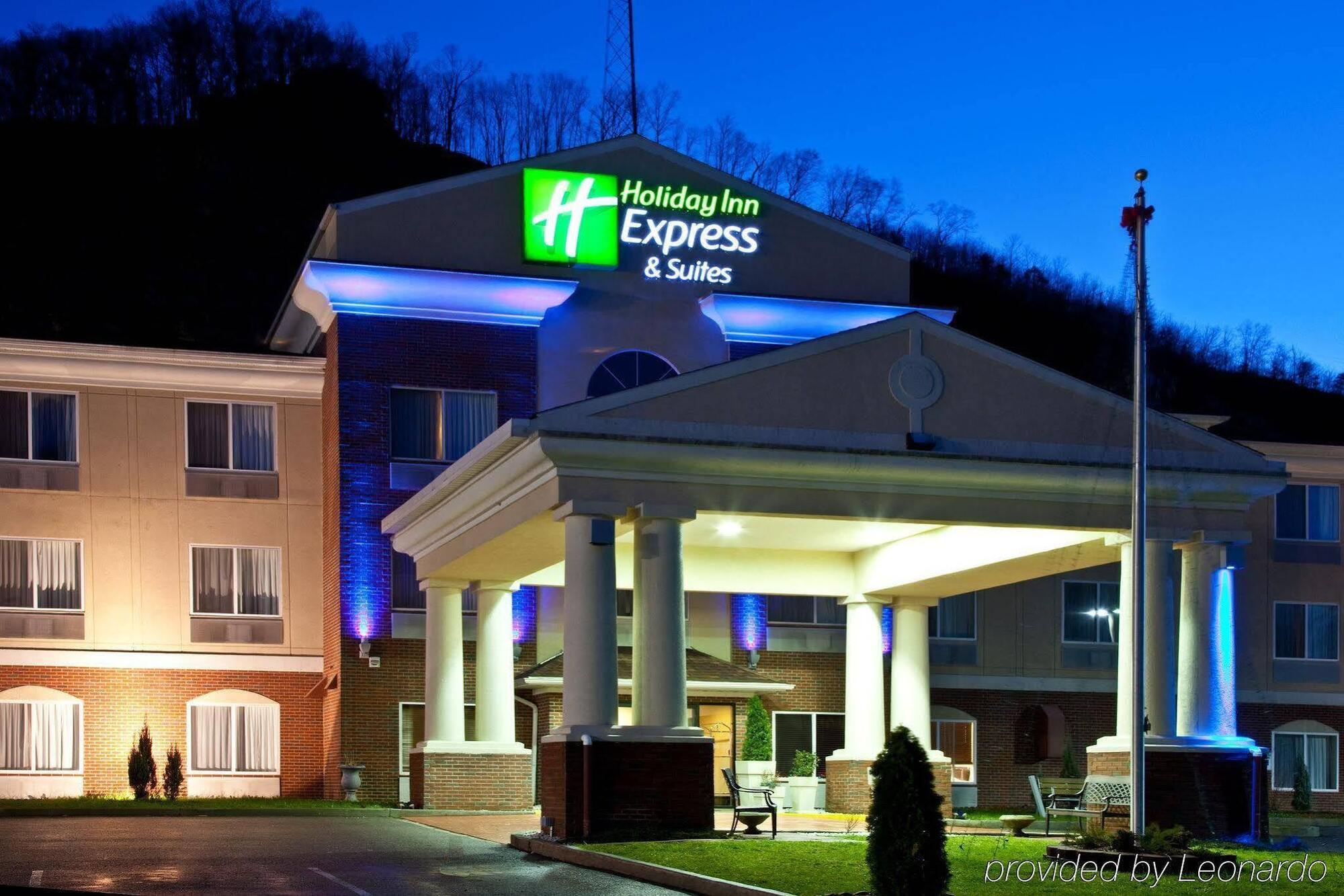 Holiday Inn Express & Suites Logan, An Ihg Hotel Exteriör bild