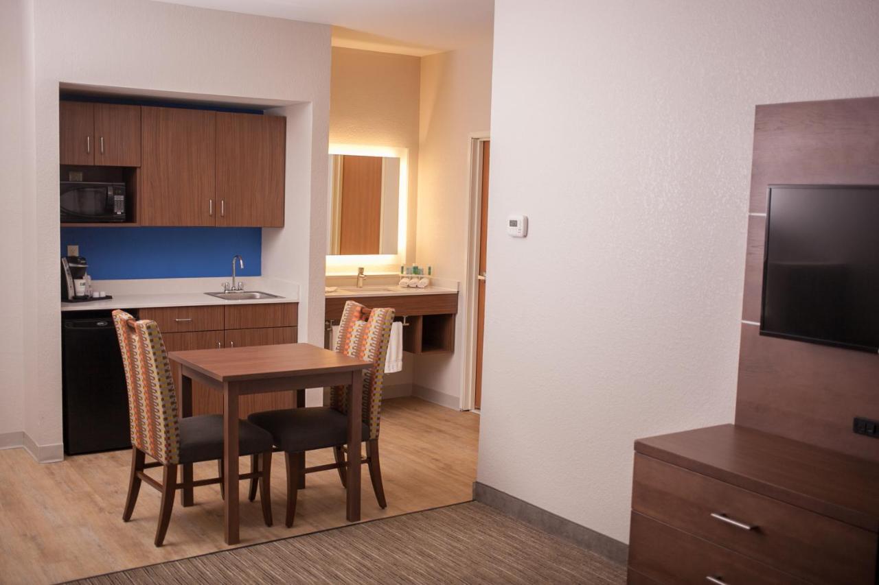 Holiday Inn Express & Suites Logan, An Ihg Hotel Exteriör bild