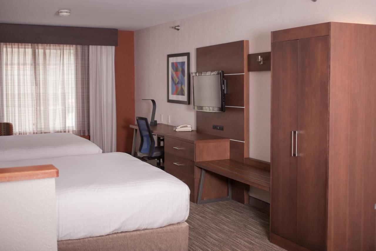 Holiday Inn Express & Suites Logan, An Ihg Hotel Exteriör bild