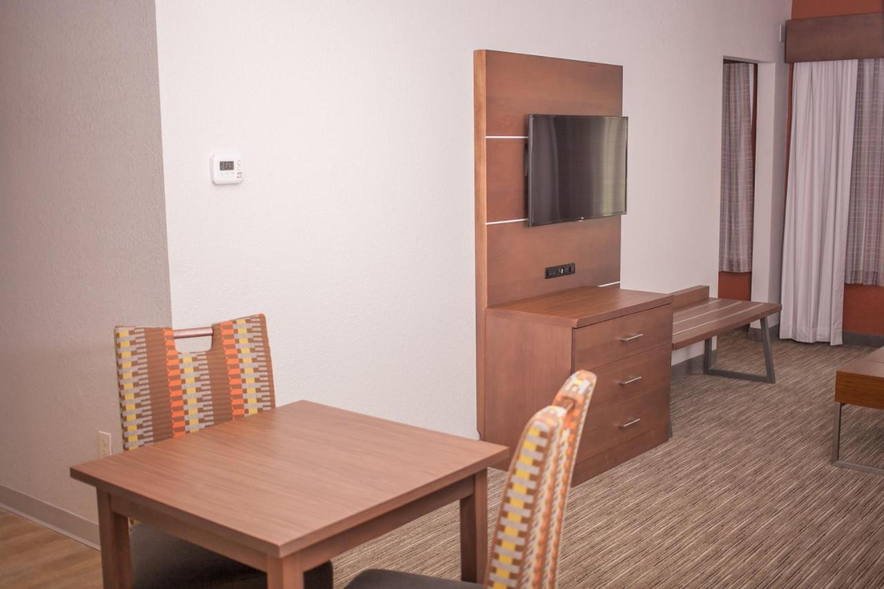 Holiday Inn Express & Suites Logan, An Ihg Hotel Exteriör bild