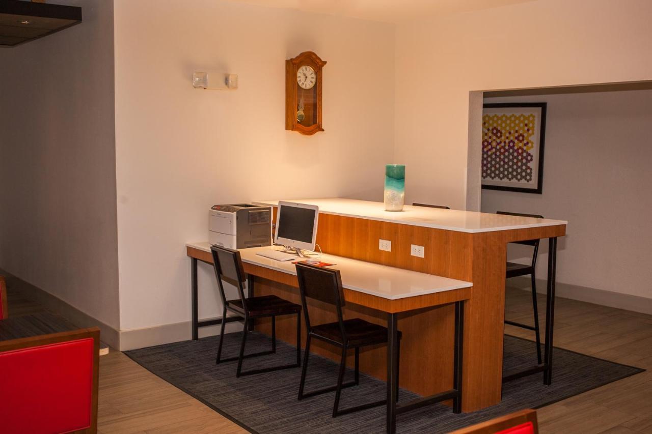 Holiday Inn Express & Suites Logan, An Ihg Hotel Exteriör bild