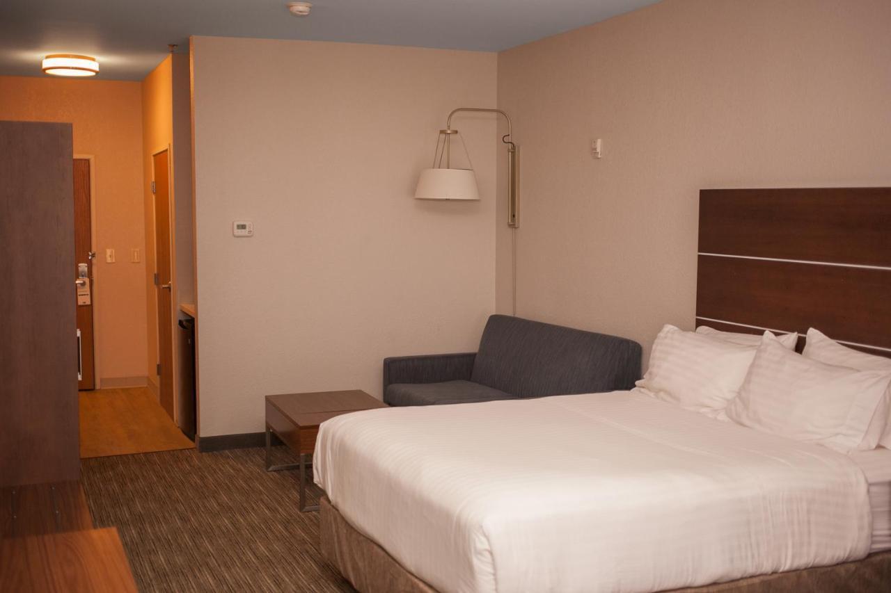 Holiday Inn Express & Suites Logan, An Ihg Hotel Exteriör bild