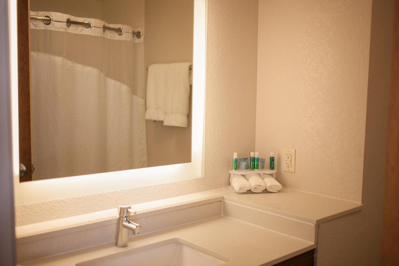 Holiday Inn Express & Suites Logan, An Ihg Hotel Exteriör bild