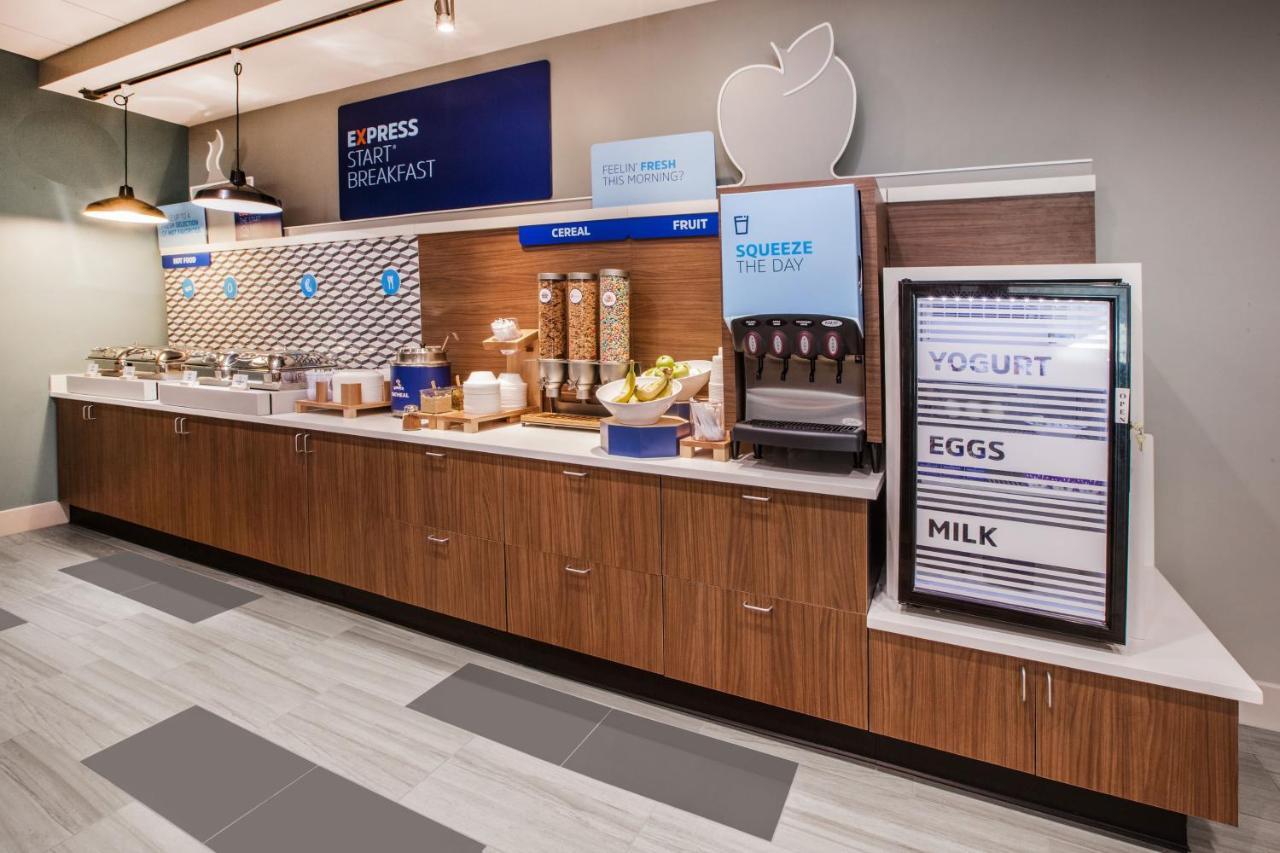 Holiday Inn Express & Suites Logan, An Ihg Hotel Exteriör bild